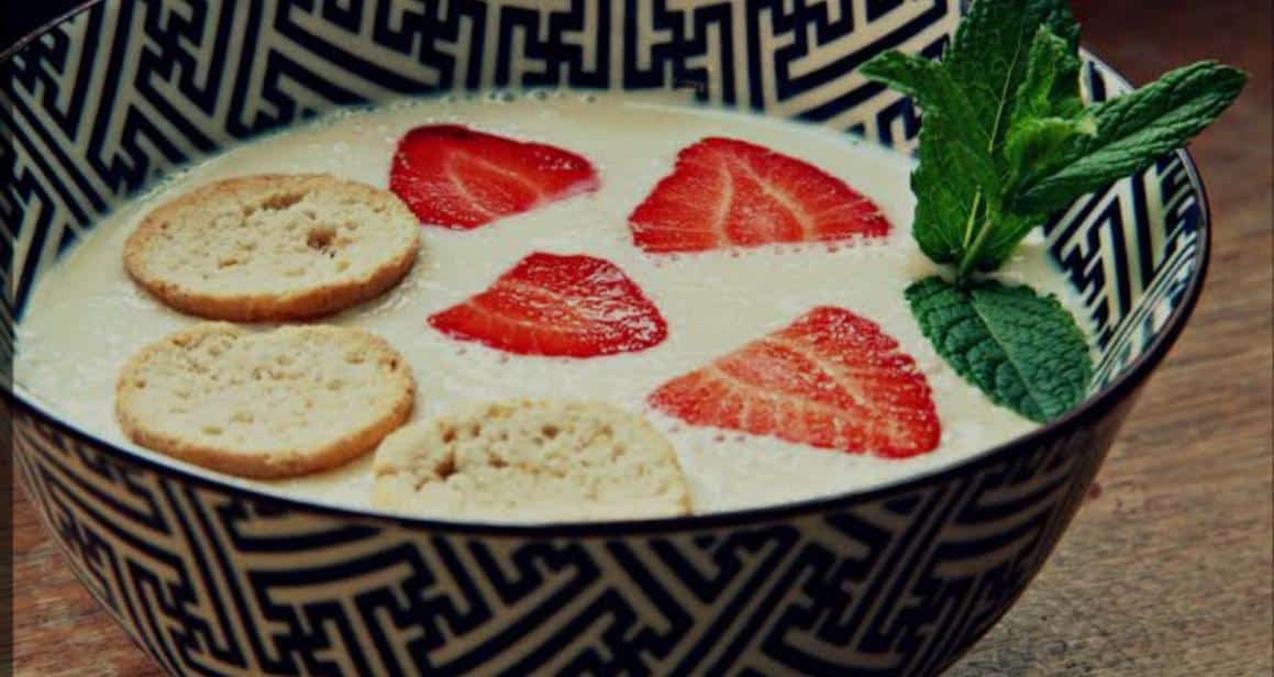 Recipe Koldskål med kammerjunkere (Buttermilk Soup with Sweet Biscuits)